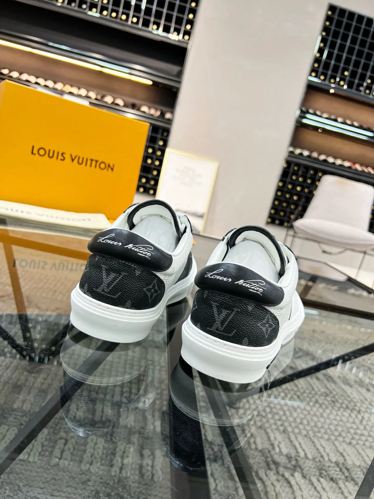Factory price: 438💰LV top purchasing agent 🇮🇹 Lu Street Male God’s popular casual sneakers counter synchronized, uppers imported from Italy cowhide fabrics, colorful and complex handicrafts, imported water-dyed cowhide lining cowhide foot pads Soles: original soles specially provided by the factory, TPU exclusive movable molded soles super comfortable, original factory single goods, 🔍🔍high quality, you can enter and exit the counter at will, welcome to compare, code number 38-44 (45 can be ordered)